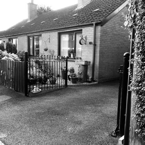 PondeROSEa Cottage Free Gated Parking M1 & City location, wood stove