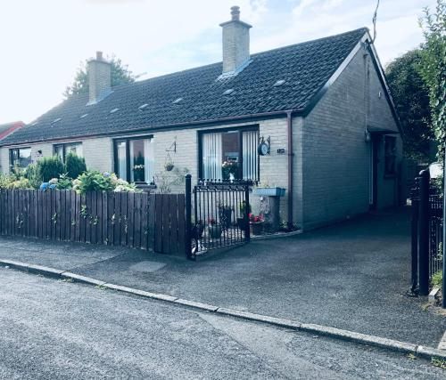 PondeROSEa Cottage Free Gated Parking M1 & City location, wood stove