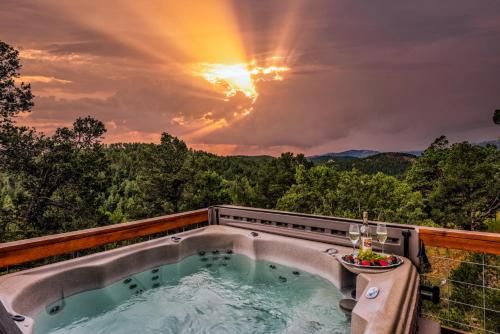Neeley Mountain House, 2 Bedroom, Sleeps 4, Hot Tub, Wood Burning Fireplace