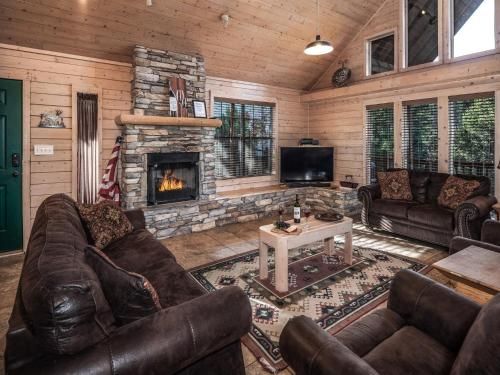 Wine N Pines, 2 Bedrooms, Sleeps 6, Hot Tub, Fireplace, Flat Panel TV