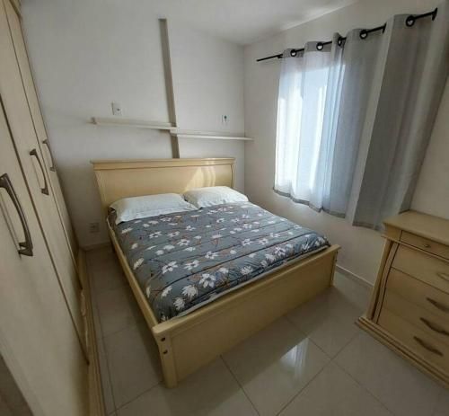 Não é studio, apto espaçoso 70m, 2 quartos, sacada fechada, garagem e bem no centro
