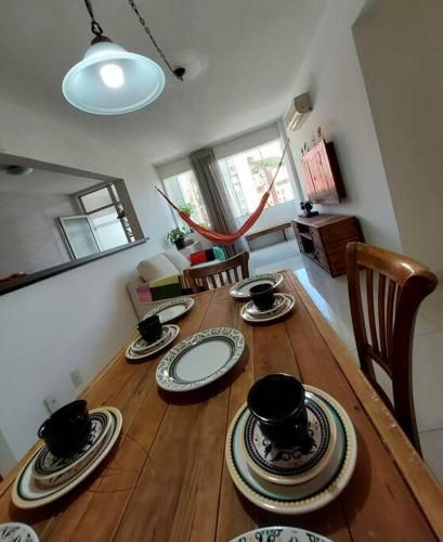 Não é studio, apto espaçoso 70m, 2 quartos, sacada fechada, garagem e bem no centro