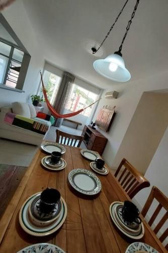 Não é studio, apto espaçoso 70m, 2 quartos, sacada fechada, garagem e bem no centro