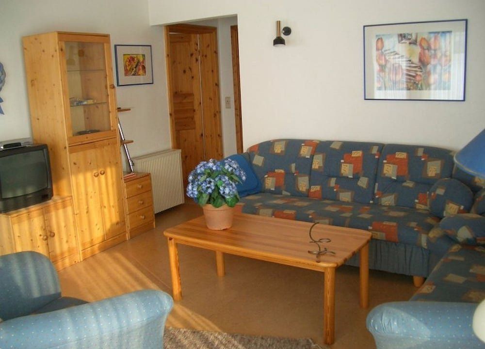 Detached single-storey bungalow with south-facing terrace