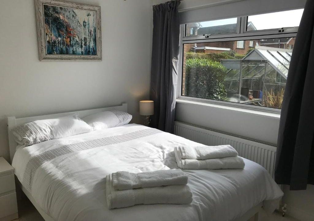 Spacious 5 double bed bedroom bungalow near Belfast