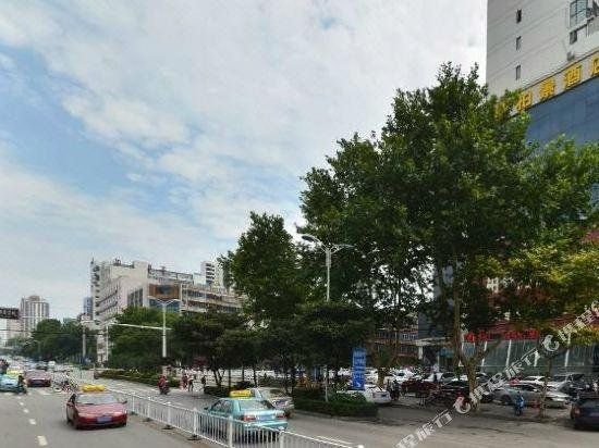 Bojing Hotel (Jingmen Longquan Park)