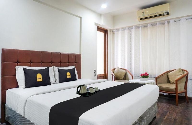 Townhouse Oak Sr Hotel Wakad