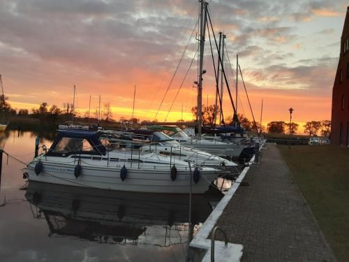 FEWO-bis-2-Pers-inmitten-den-Yachthafens-Ueckermuende-Stettiner-Haff-Ostsee