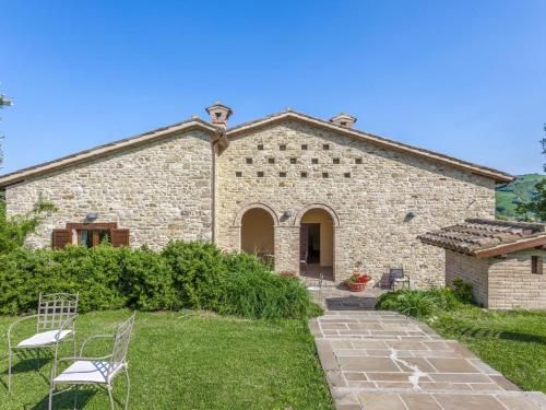 Beautiful Villa in Belforte all'Isauro with Swimming Pool