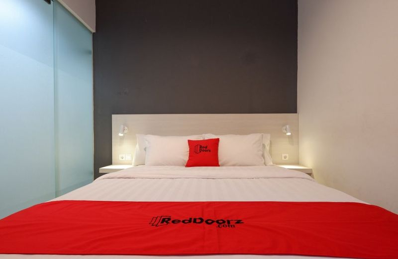 RedDoorz Plus near Ciputra Mall Simpang Lima