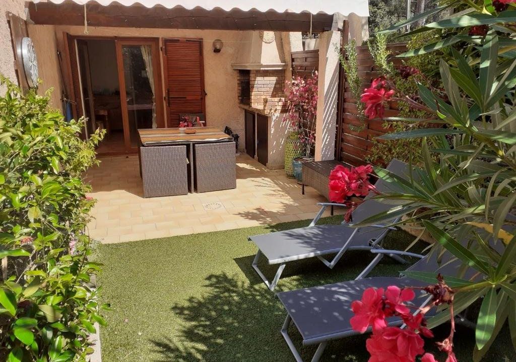 Villa club Sanary dans résidence fermée et arborée 10min a pied de la plage