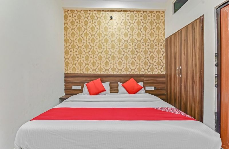 OYO 77634 Krishna Hotel