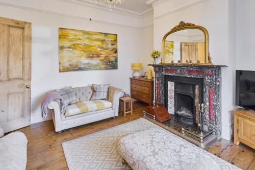 Bellevue Road - Stunning 3 storey home only a stones throw away from the beach