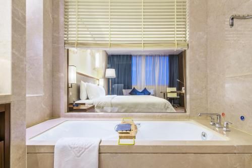 Jingling Shihu Garden Hotel