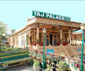 HOUSEBOAT TAJ PALACE Srinagar India