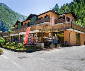 Modern Holiday Home facing Lake Ledro near shops and bar Pieve di Ledro Italy