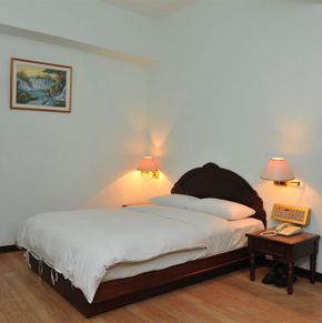 NearBy Hotel