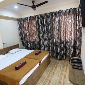 NearBy Hotel