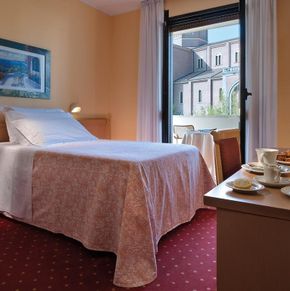 NearBy Hotel