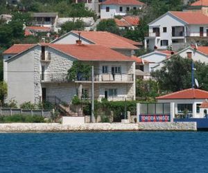 Apartments by the sea Vinisce (Trogir) - 4892 Vinisce Croatia