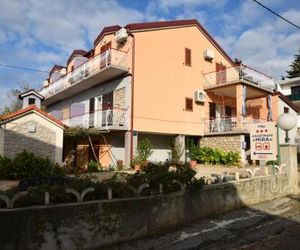 Apartments and rooms with parking space Starigrad (Paklenica) - 6594 Starigrad Croatia