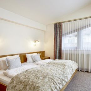 NearBy Hotel