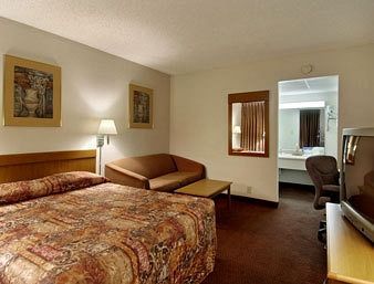 Photo of Howard Johnson Inn & Suites Columbus GA