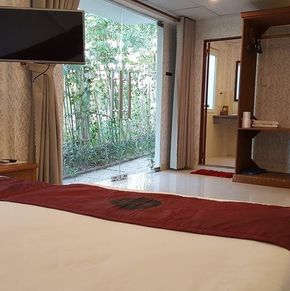 NearBy Hotel