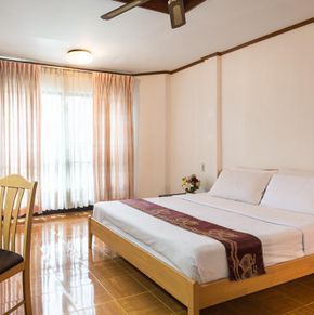 NearBy Hotel