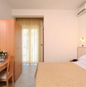 NearBy Hotel