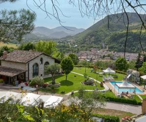 Spacious Holiday Home with swimming pool and BBQ Acqualagna Italy