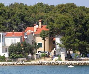 Apartment Verunic 8103a Veli Rat Croatia