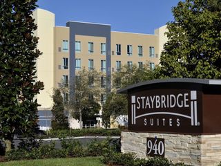 Фото отеля Staybridge Suites St. Petersburg FL, an IHG Hotel