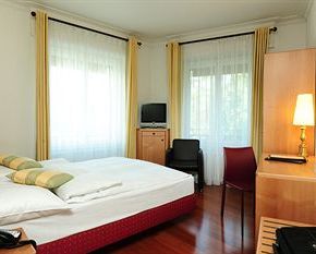 NearBy Hotel