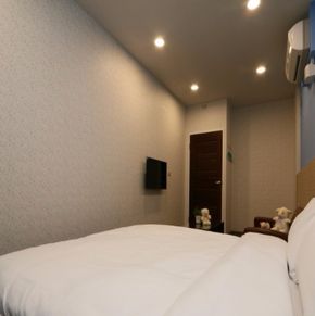 NearBy Hotel