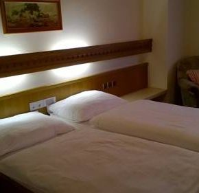 NearBy Hotel