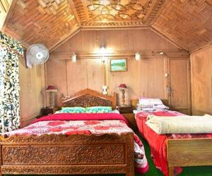 Houseboat Omars Ruby Yacht Srinagar India