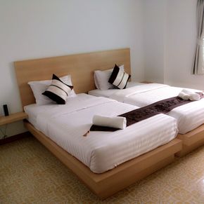 NearBy Hotel