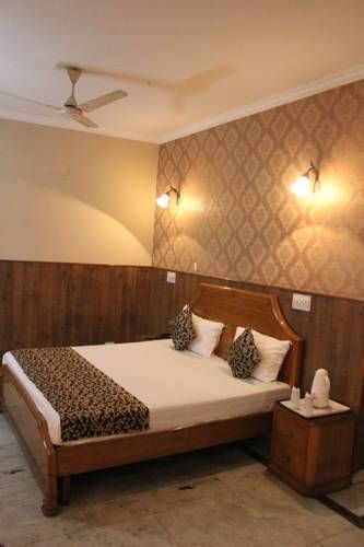 OYO 4064 Maharaja Hotel
