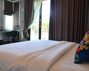 NearBy Hotel