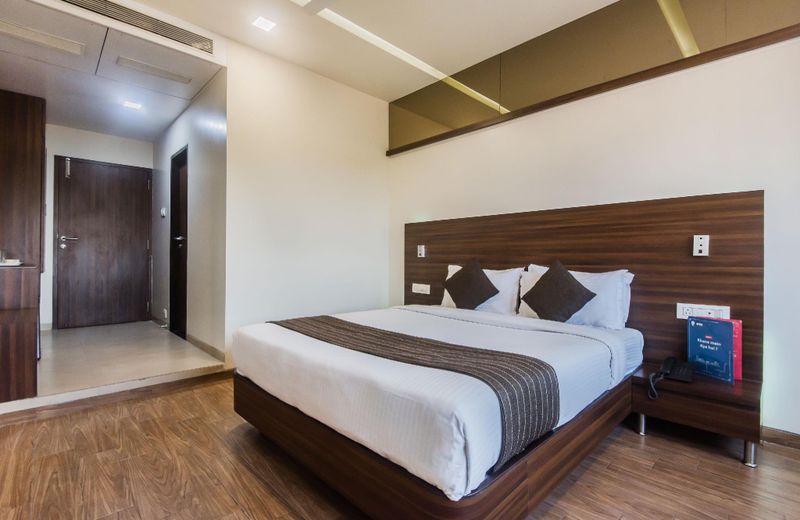OYO 7136 Solitaire Residency