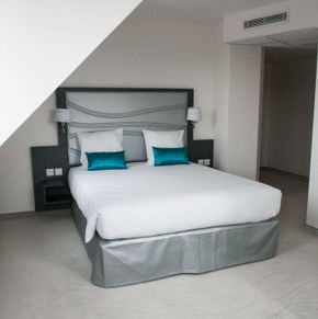 NearBy Hotel