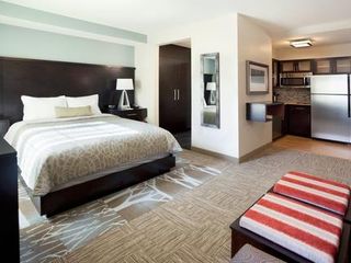 Фото отеля Staybridge Suites Dearborn, an IHG Hotel