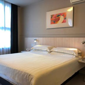 NearBy Hotel