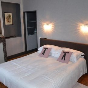 NearBy Hotel