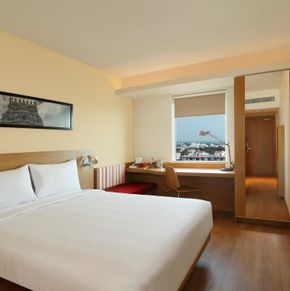NearBy Hotel