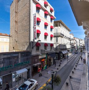 NearBy Hotel