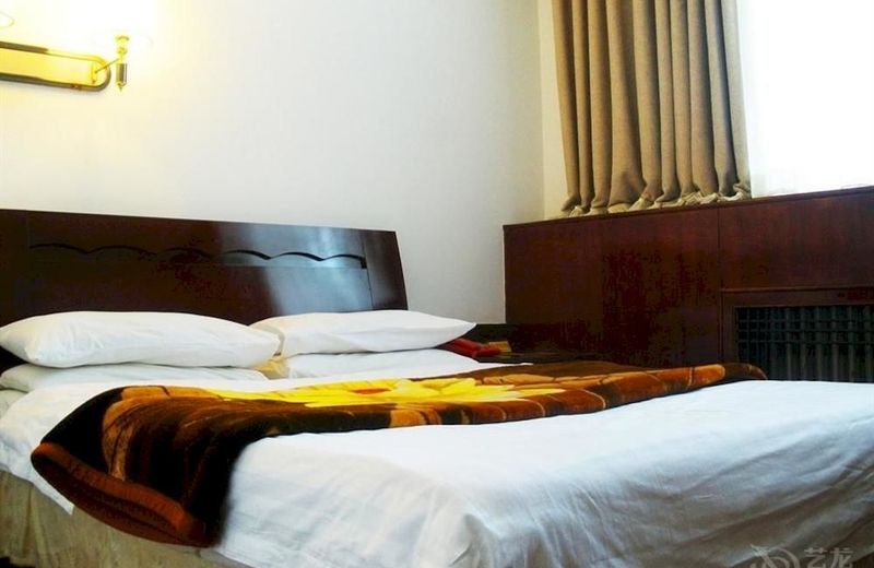 Happy Dragon Alley Hotel-In the city center with big window&free coffe laundry Fluent English speaking,Tourist attractions ticket service&food recommendation,Near Tian Anmen Forbiddencity,Near Lama temple,Easy to walk to NanluoAlley&Shichahai