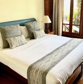 NearBy Hotel