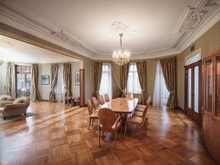 Three-bedroom, 4100 sq ft flat in Benoit building